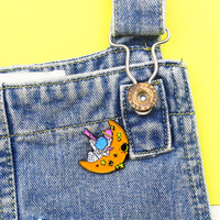 Ouverture d'esprit Fabrication personnalisé mode astronaute épinglettes espace motif émail broche lune avec télescope dur et doux plaqué