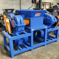 Déchiqueteur automatique à double arbre pour la recyclage des fûts en plastique, fûts à huile, palettes en bois, ferraille, pneus et déchets ménagers