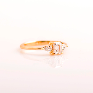 Anillo de compromiso de diamante esmeralda de plata 925 estilo Art Nouveau de tres piedras - Product Image 6