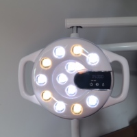 Chaise à induction électrique sans ombre dentaire à 12 ampoules avec lumières en métal montées au plafond
