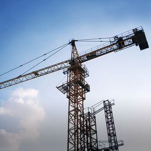 Grue à tour jaune avec échafaudage bleu, équipement de chantier de construction - Product Image 2