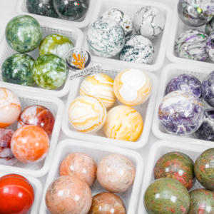 Hoogwaardige natuurlijke steen grote kristallen bol heldere kwarts kristallen bol voor huisdecoratie en meditatie - Product Image 5