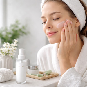 Lotion hydratante quotidienne pour le visage au beurre de karité et à l'acide hyaluronique, raffermissante et aux herbes, pour peaux sèches et grasses - Product Image 6