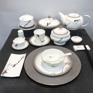 Jingciren Boutique – Assiettes de table en porcelaine fine, plats à volants pour hôtel, en céramique, emballage cadeau élégant - Product Image 1