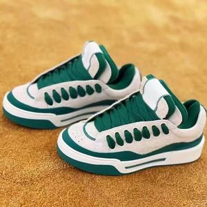 Zapatos Retro Verdes con Cordones para Hombre y Mujer - Zapatos Casuales para Caminar con Suela Gruesa, Cómodos y Duraderos, Diseño Evergreen - Product Image 1