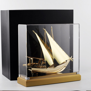 Modèle de voilier en alliage Smooth Sailing |   Cadeau commémoratif personnalisé écologique en or pour les entreprises et la décoration intérieure - Product Image 5