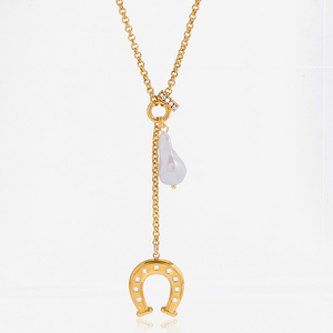 Collar con Colgante de Herradura Elegante <span class=keywords><strong>J</strong></span>&<span class=keywords><strong>D</strong></span>, Cadena en Y, Perla de Agua Dulce, Detalles de Bisel de Cristal, Chapado en Oro de 18K, Joyería de Acero Inoxidable - Product Image 1
