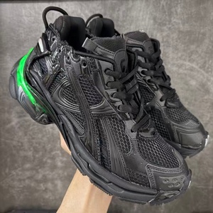 Nouvelles baskets décontractées noires en maille premium 2026 avec LED vertes, style running et plateforme - Product Image 1