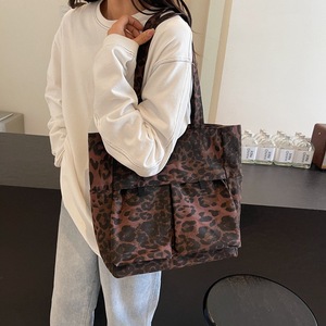 Borsa Tote in Tela Stile Retrò Europeo-Americano con Stampa Leopardata, Grande Capacità, Due Manici, Design Casual Texturizzato - Product Image 2