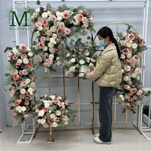 Composizione Floreale Artificiale di Alta Qualità per Arco Nuziale, Rose Rosa Antico ed Eucalipto per Decorazioni Matrimoniali - Product Image 2