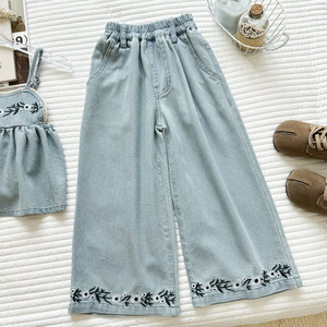 Nuovo Set Estivo 2026 per Ragazze: Top in Denim Ricamato con Fiori e <span class=keywords><strong>Pantaloni</strong></span> a Gamba Larga in Pizzo, Completo Casual Due Pezzi per Bambine - Product Image 3