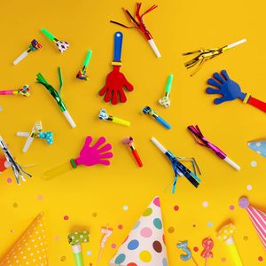 Set Decorativo Multicolore per Feste con Fischietti Colorati, Cappelli a Cono, Soffiatori e Accessori a Forma di Albero per Feste - Product Image 6