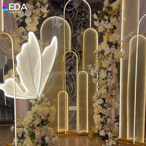 Arco Metálico LEDA Personalizable con Borde Dorado e Iluminación LED para Fondo de Escenario en Bodas, Ceremonias, Fiestas y Banquetes - Product Image 4