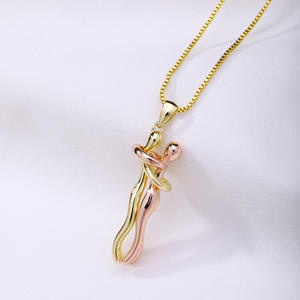 Collana per Coppie Abbracciata in Oro 18K, Gioiello con Pendente di Amanti che si Abbracciano e si Baciano - Product Image 6