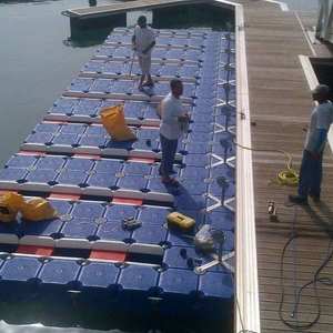 Ponton flottant en plastique, quai, marina, utilisé pour le stationnement des bateaux et des jet-skis - Product Image 3