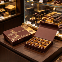 Boîte cadeau personnalisée en chocolat brun avec motif floral doré et plateau de séparation pour les acheteurs en gros de pralines