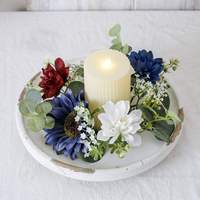 Eleganter Marineblau-Burgunderroter Blumen-Kerzenring Tischdekoration mit Eukalyptusblättern für Stilvolle Hochzeitstafeln