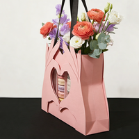 Sac en papier personnalisé découpé en forme de cœur avec fenêtre pour emballage de fleurs, macarons, parfums, coffrets cadeaux, sac de transport rose pour boutique, vente en gros