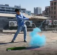 Exploding golf ball que parece real com muito grande nuvem exploding de pó