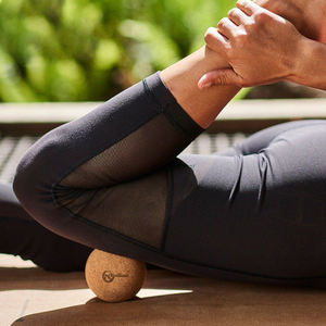 Zhensheng Venta caliente respetuoso con el medio ambiente Durable 100% madera Natural Yoga Pilates corcho Bola de masaje para cuello pie pierna masaje - Product Image 5