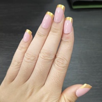 Ongles carrés français roses, dégradé doré brillant, en ABS, pour femmes, respectueux de la peau, blanchissants, élégants et tendance, pour une manucure raffinée.