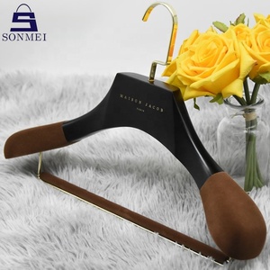 Percha de <span class=keywords><strong>madera</strong></span> antideslizante de terciopelo marrón antiguo, colgador de traje ancho de lujo, negro - Product Image 1
