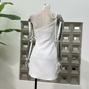 Robe mini moulante blanche élégante à fleurs cousues à la main, coupe ajustée, à une épaule, pour l'été - Product Image 4