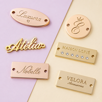 Plaque métallique colorée gravée pour logo, étiquette en métal époxy pour bouteille de parfum, chaussures, finition gravée, fourniture directe usine B2B