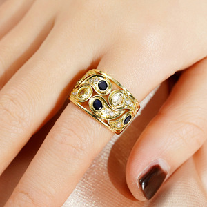 Anello Floreale Traforato a Fascia Larga per Donna, Gioiello da Dito alla Moda - Product Image 2