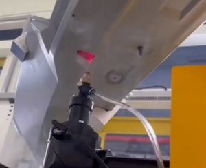 Solution d'ouverture de spoiler de voiture par soudage laser robotisé, équipement d'ouverture de trous par laser robotisé pour spoiler - Product Image 3