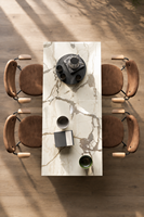 Table à manger rectangulaire moderne en marbre beige avec pieds en métal, plateau imperméable et écologique pour les salles à manger d'hôtels et de villas