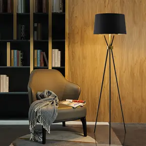 Nuovo design nordico lampada da terra europea treppiede di lusso vendita calda semplice soggiorno comodino creativo luce da terra angolare a led