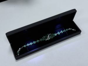 ปรับแต่งโลโก้ของคุณ-กล่องสร้อยข้อมือ LED สีดำหรูหรานำกล่องโซ่ยาว - Product Image 2