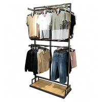 Exhibidor de Ropa Metálico de Doble Cara Personalizado con Base de Madera, Mueble Exhibidor de Prendas para Tiendas de Ropa