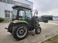 Multifunktionaler Kabinen-Traktor für die Landwirtschaft Ausgestattet mit Frontlader und Heckbagger