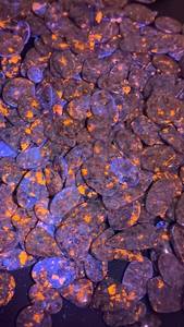 Proveedor Indio de Piedras Preciosas Yooperlite, Piedra Fluorescente Natural para Joyería de Cabujón y Colecciones de Cristales, Disponible para la Venta - Product Image 3