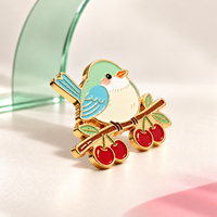 Fabricant Grossiste Broche en métal émaillé personnalisée motif Oiseau à ailes bleues et Branche de cerisier, thème Printemps Nature, pour Boutiques de cadeaux, commandes en gros