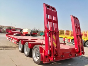 Remolque de plataforma baja de 80 toneladas de alta resistencia con rampas hidráulicas plegables para el transporte de maquinaria de construcción - Product Image 3