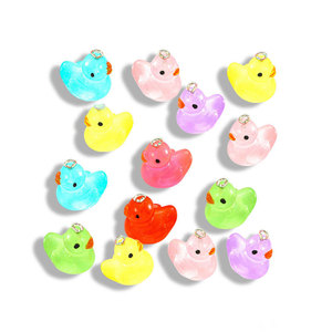 Breloques de porte-clés en résine 3D en forme de canard transparent, lumineuses et colorées, au design populaire - Product Image 5