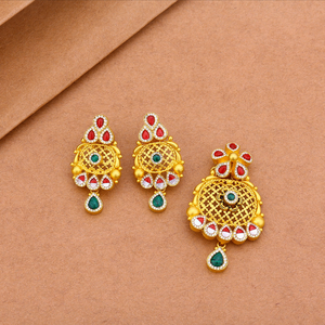 Conjunto de colgante tradicional de oro kundan con piedras rojas y verdes, elegante joyería étnica para mujeres, ideal para ocasiones festivas. - Product Image 1
