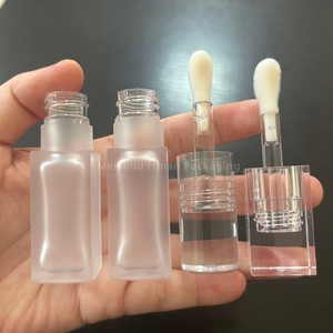 หลอดลิปกลอสทรงเหลี่ยมกลม ISMAN Luxury ขนาด 8 มล. แบบใสขุ่น ผนังหนา พร้อมแปรงหัวใหญ่ บรรจุภัณฑ์ลิปกลอส  รับทำโลโก้ตามสั่ง - Product Image 2
