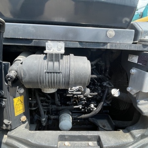 Mini-excavatrice Komatsu PC40MR avec moteur PLC, boîte de vitesses et pompe pour travaux de construction, d'aménagement paysager et municipaux - Poids opérationnel de 4 tonnes - Product Image 3