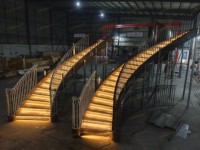 Escalier en colimaçon courbé de style américain contemporain CBMmart, marches en acier inoxydable, utilisation intérieure, écologique, sûr et durable