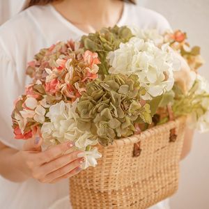 Hortensia de Seda de Tacto <span class=keywords><strong>Real</strong></span> YC1022 de 33.8 cm, Tallo Único en Crema y Rojo, para Instalaciones de Fondo Floral Directo de Fábrica, Venta al por Mayor - Product Image 1