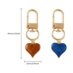 พวงกุญแจรูปหัวใจคู่รักน่ารัก ของขวัญแทนใจ ดีไซน์ผงกลิตเตอร์ งานฝีมือประดับน้ำมัน  จี้ห้อยกระเป๋าสำหรับสาวๆ - Product Image 2