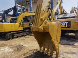 รถขุดตีนตะขาบไฮดรอลิก Caterpillar 329D2 มือสอง ปี 2012 เครื่องยนต์ Cummins เกียร์บ็อกซ์ น้ำหนักใช้งาน 29 ตัน ความลึกขุดสูงสุด 7290 มม. - Product Image 3
