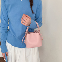 Sac seau fourre-tout 2026 Nouvelle collection été en PU tressé avec fermeture à cordon, polyvalent, porté épaule et bandoulière, design de niche