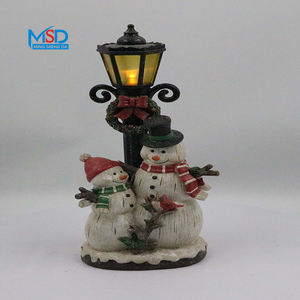 Lámpara de <span class=keywords><strong>Navidad</strong></span> MSD con Forma de Muñeco de Nieve Brillante LED, Decoración de <span class=keywords><strong>Farola</strong></span> de Resina, Estilo Ángel, Luz Navideña Perfecta - Product Image 1