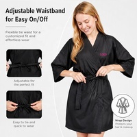 Robe Kimono de Coiffure et Esthétique pour Femme, Personnalisable avec Logo Client, pour Salons de Coiffure, SPA et Barbiers – Noir, Blanc, Marron