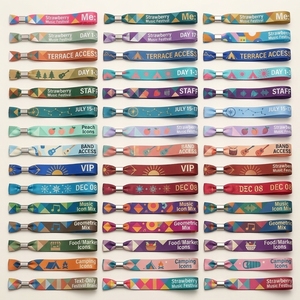 Bracelets promotionnels personnalisés en tissu polyester écologique imprimé par sublimation avec logo, ruban satiné pour événements et concerts - Product Image 1